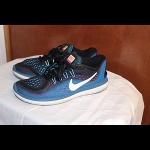 Women’s Nike flex running shoes